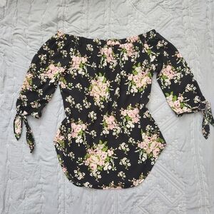 Sale 3 for $15:Floral off the shoulder blouse